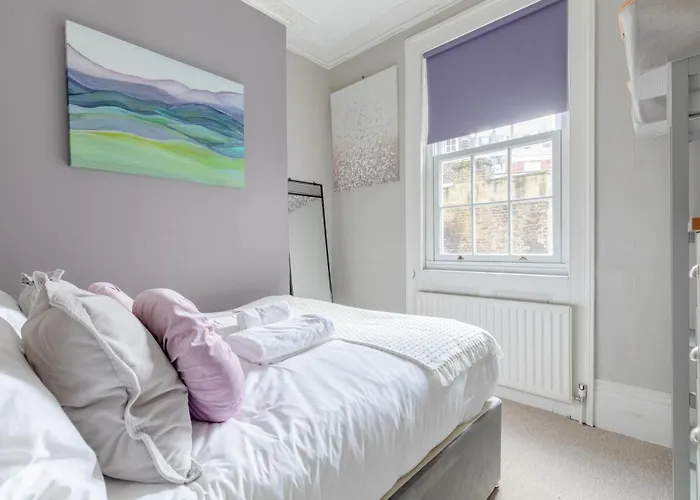 Vogue 1 bedroom Pimlico flat near Victoria Station